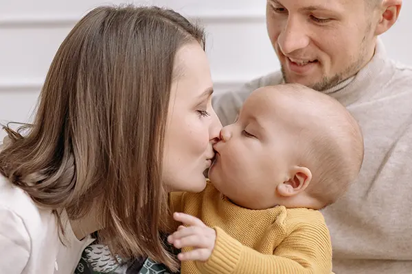 Baby sitzt im Babyshooting