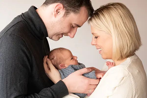 Eltern freuen sich im Neugeborenen Shooting München über ihr Newborn