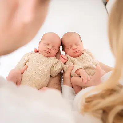 Eltern freuen sich über Zwillinge im Newborn Shooting München