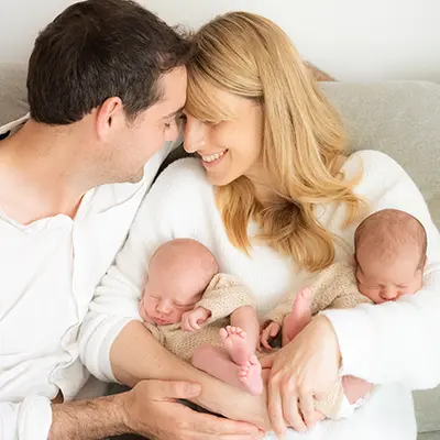 Eltern mit Zwillingen im Newborn Shooting mit Zwillingen in München