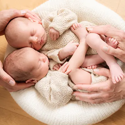 Fotoshooting Zwillinge in München mit schlafenden Newborns