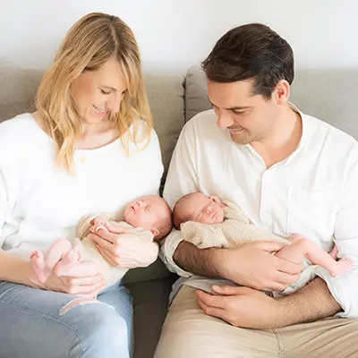Ganze Familie im Zwillinge Fotoshooting München