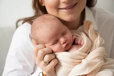 Glückliche Mama mit Newborn