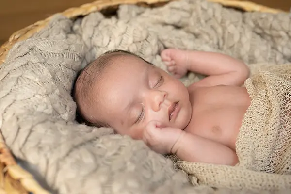 Neugeborenenshooting: Newborn im Korb