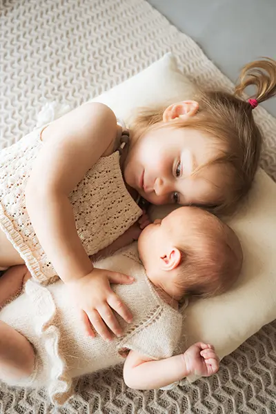 Newborn Shooting Geschwister indoor mit Schwester
