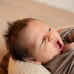 Newborn Shooting München: Neugeborenes gähnt