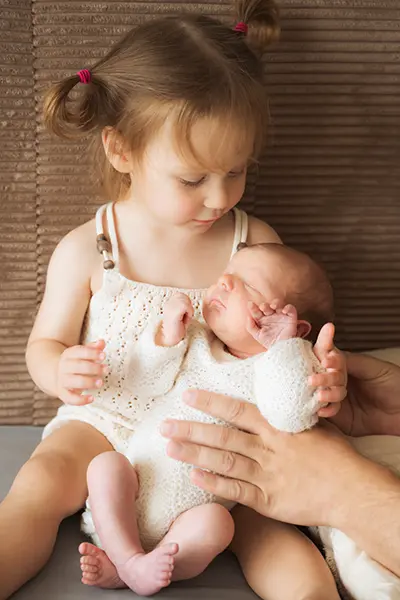 Newborn Shooting mit Geschwister indoor in München