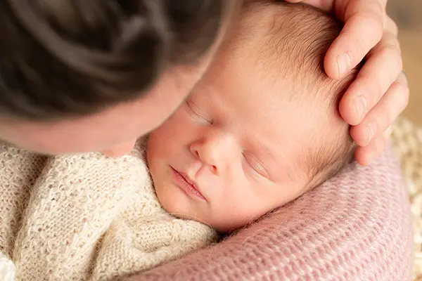 Newborn schläft im Neugeborenenshooting München