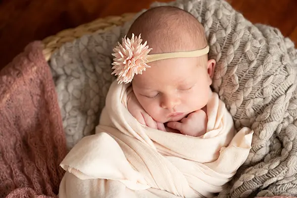 Shooting Newborn München: Neugeborenes in Pastellfarben