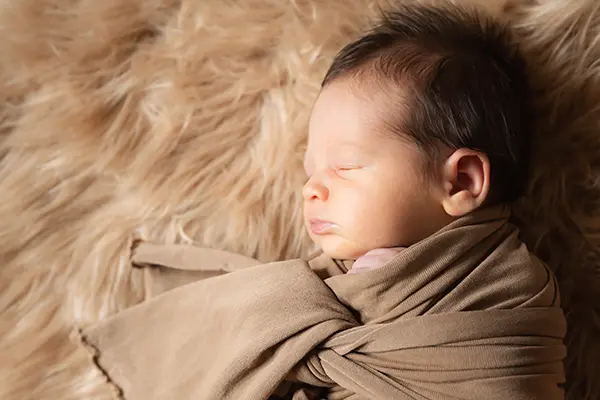 Shooting Newborn München Newborn gepuckt