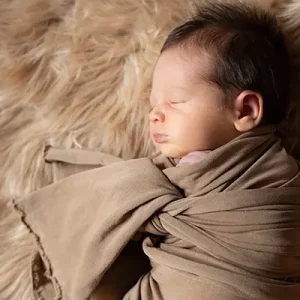 Shooting Newborn München: Newborn gepuckt