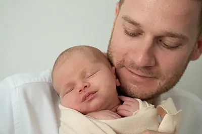 Stolzer Papa mit Newborn