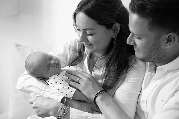 Unterstützung Eltern beim Newborn Shooting