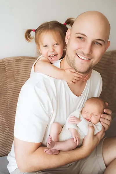 Vater mit Kindern im Neugeborenen Shooting München