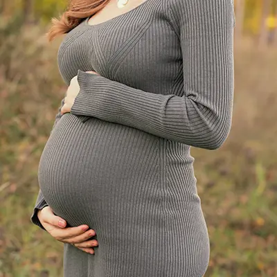 Hübsche Schwangere im Babybauchkleid