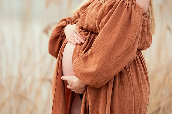 Schöner Bauch in der Schwangerschaftsfotografie München draußen