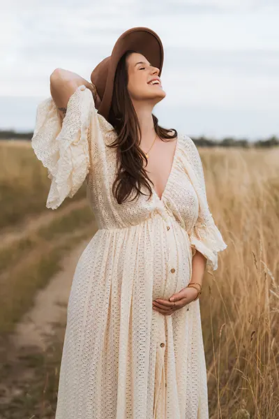 Schwangere posiert im Babybauch Shooting in München outdoor
