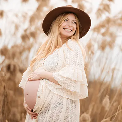 Pregnancy photography with accessories hat