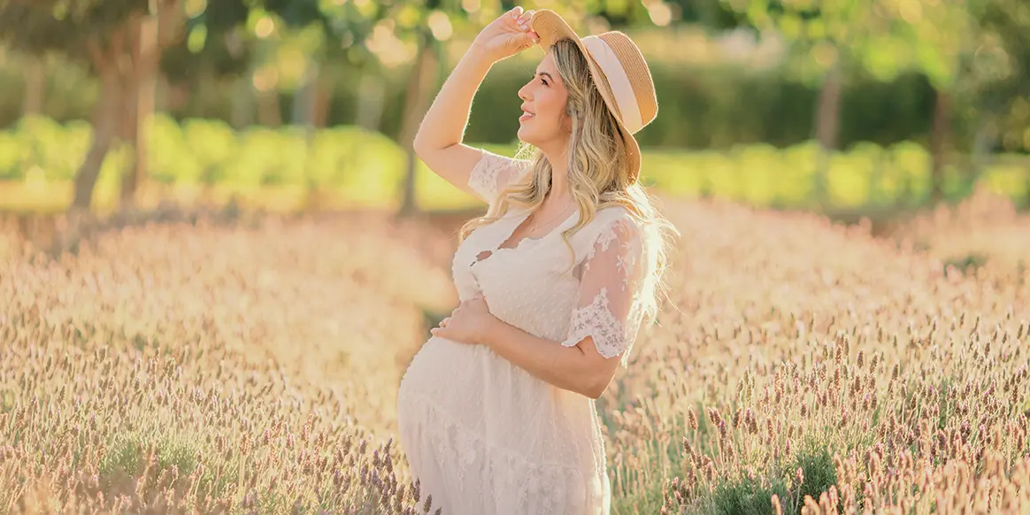 Warum Babybauch Shooting: Babybauch im Kornfeld