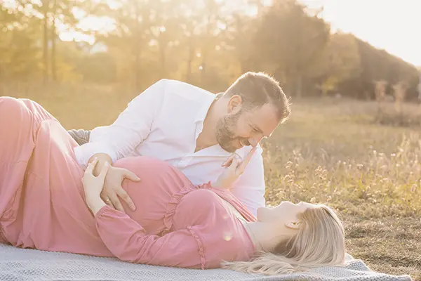 Babybauch Shooting im Freien mit Sonne