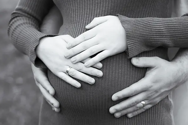 Bauch steht im Mittelpunkt im Babybauch Shooting