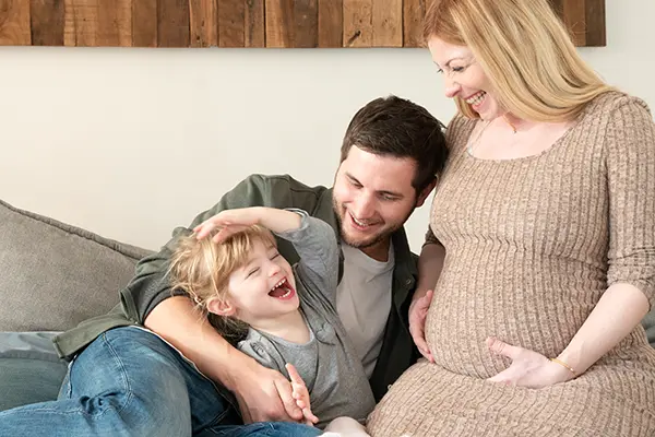 Familie beim Indoor Babybauch Shooting München