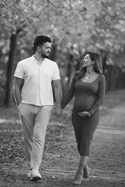 Fotos mit Babybauch im Park schwarz weiß