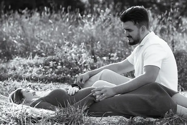 Große Liebe im Outdoor Babybauchshooting München