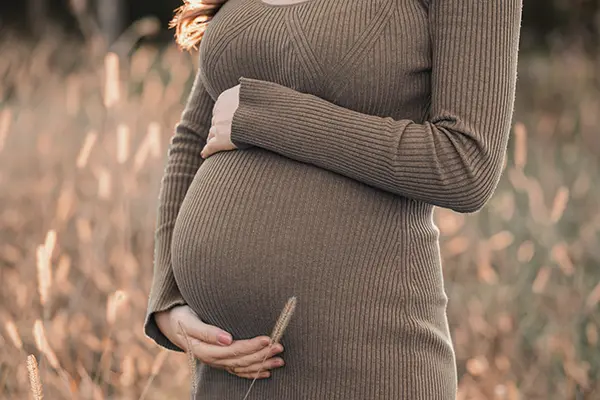 Hübscher Babybauch im Park München