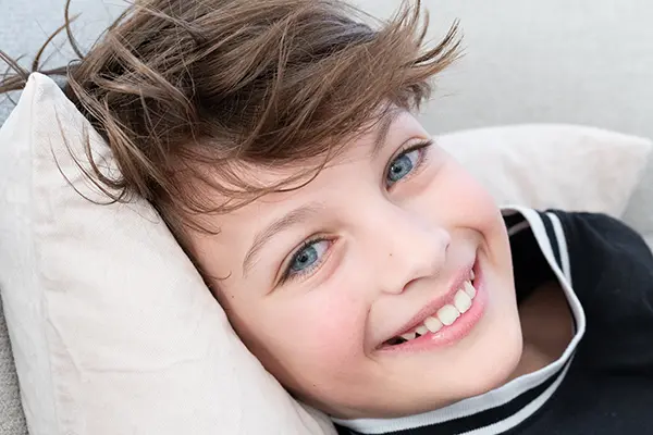 Hübscher Junge im Indoor Family Fotoshooting München