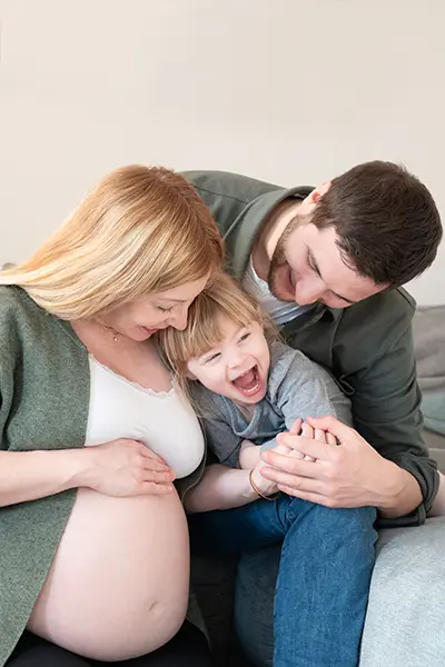 Junge Familie mit Schwangerschaftsfotografin in München