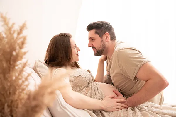 Liebe im Paar Babybauch Shooting München zuhause