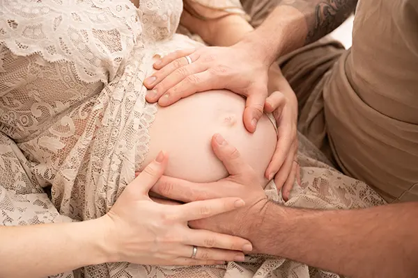 Praller Bauch im Shooting mit Babybauch München