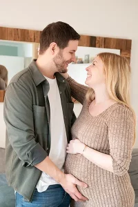Schwangerschaftsfotografie München Paar im Wohnzimmer