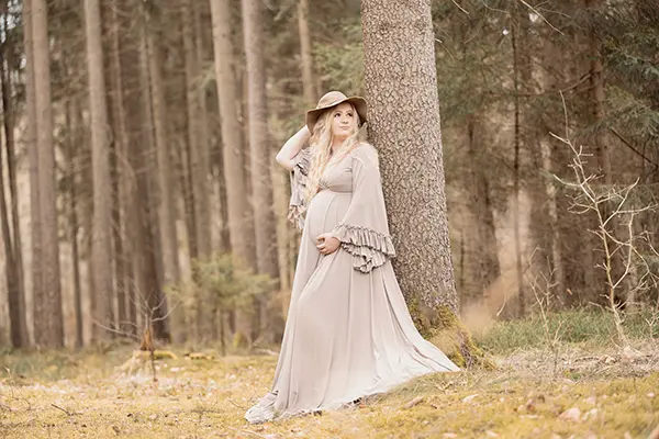 Schwangerschaftsfotografie mit Kleid im Wald München
