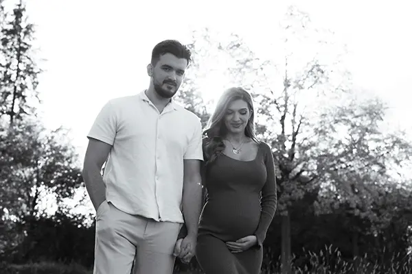 Spaziergang im Schwangerschafts Fotoshooting München schwarz weiß
