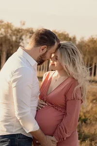 Verliebte Turteltäubchen im Schwangeren Fotoshooting