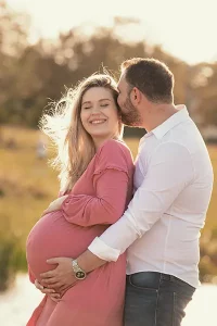 Verliebtes Paar im Babybauch Shooting im Park