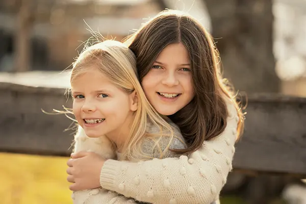 Kinderfoto München Kinder umarmen sich