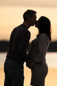 Babybauchfotos machen beim Sonnenuntergang
