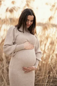 Schwangere im Outdoor Babybauch Shooting München mit Kleid