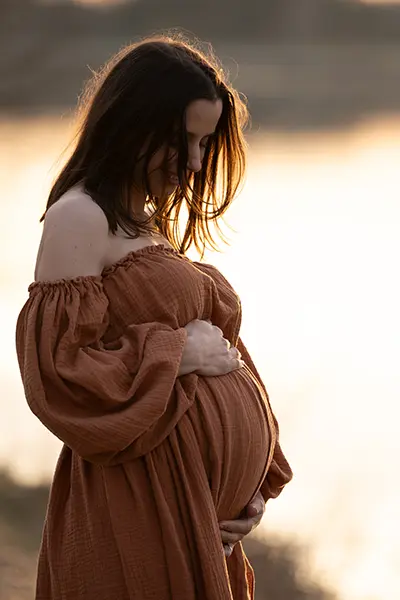 Schwangerschaft-Fotoshooting am See in München