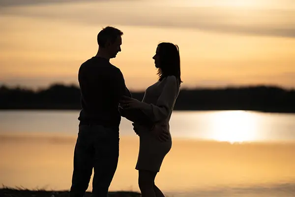 Schwangerschaftsfotografie München im Sonnenuntergang am See