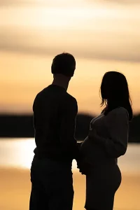 Verliebtes Paar im Babybauchshooting München