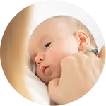 Baby bei Mama auf dem Arm in der Babyfotografie