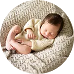 Baby schläft in Babyfotografie München in Decke