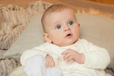 Baby lacht beim Babyshooting in München