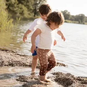 Familienfotograf München mit Aufnahmen von Kindern am See