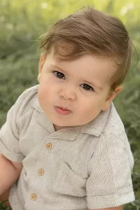 Familienfotografie München Hübscher Junge schaut in die Kamera