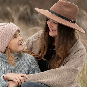 Familienfotografie München Mama mit ihrem Mädchen draußen
